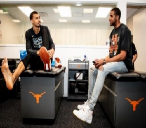 名宿探班！阿爾德里奇昨日造訪馬刺更衣室曬出與文班同框照