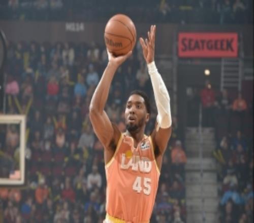 阿特金森：米切爾的中距離是超巨級表現(xiàn)他總能做出正確進攻選擇