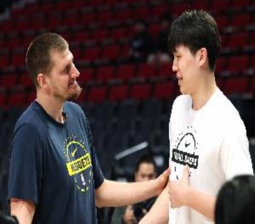 約基奇談賽前見(jiàn)到楊瀚森：他很喜歡我的球風(fēng)這次交流很棒