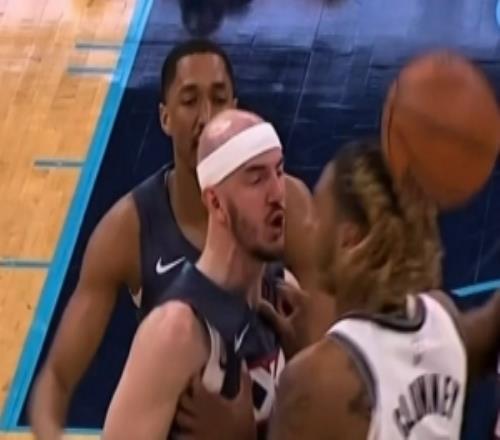 有點(diǎn)火氣！卡魯索和克洛尼爭(zhēng)搶中相互推搡雙方各吃1T