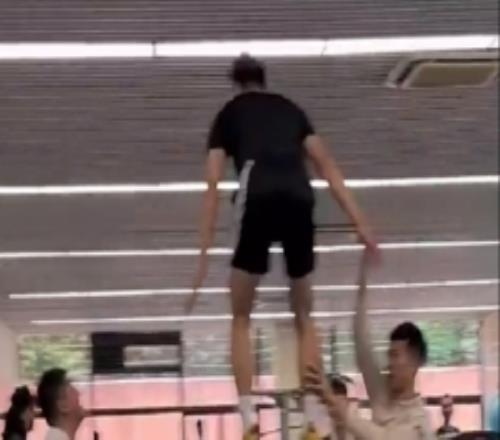 給你們點(diǎn)贊！杜鋒曬球員訓(xùn)練視頻：工作熱情堪比那塊黃色海綿