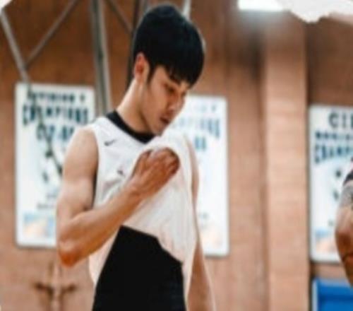 一人拿球隊(duì)一半分?jǐn)?shù)！張博源EYBL全場21投10中砍27分5板2助