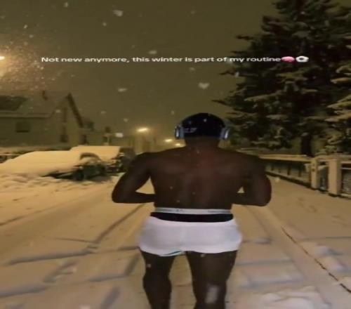 練家子！杰克遜曬視頻自己只穿一條短褲在大雪中行走：這是我日常