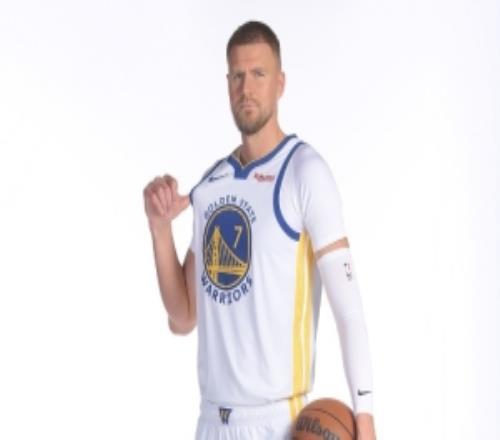 科爾：波津能夠拉開場上空間想象一下庫里和他一起在場能怎么秀