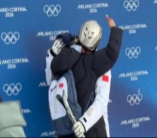 一人一金！王心迪完美一跳后，徐夢桃跑來送給愛人一個大大擁抱