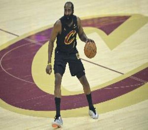 穩(wěn)健控場！哈登半場7中3貢獻9分5助沒有失誤