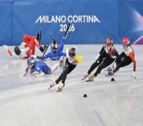 揪心！短道速滑美國選手冰刀意外刮到波蘭選手面部，后者出現(xiàn)傷情