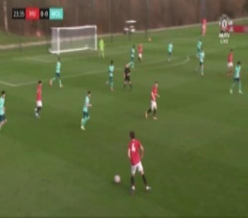 天秀！15歲JJ加布里埃爾閃轉(zhuǎn)騰挪轟小角度爆桿，助曼聯(lián)U18領(lǐng)先