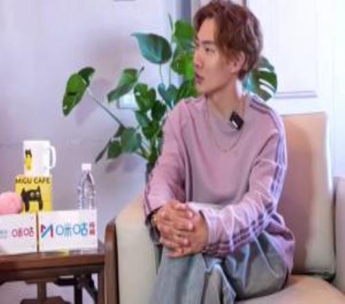 蘇翊鳴：昨天還和桃姐迪哥合影，讓迪哥站中間沾沾金牌的喜氣