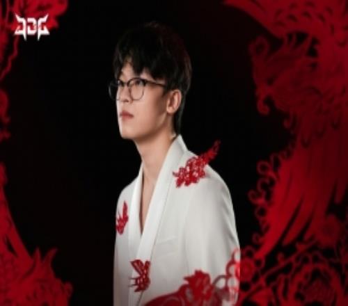 JDG分享Vampire新年主題照片：駿馬迎新歲，福至自天長