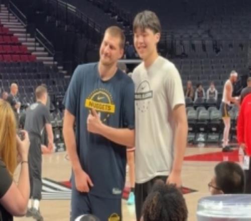 夢(mèng)想成真楊瀚森賽前和約基奇聊天擁抱合影說(shuō)好的親一下呢