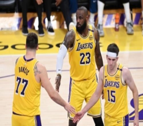 湖媒：東契奇&詹姆斯&小里要找到最佳互補(bǔ)方式不行就錯(cuò)開(kāi)出場(chǎng)