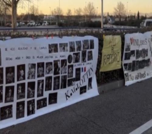 皇馬球迷球場外拉橫幅聲援維尼修斯和姆巴佩：世界最佳，我們愛你