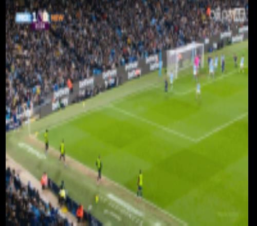 紐卡扳平！角球機(jī)會(huì)，曼城沒(méi)解圍遠(yuǎn)，霍爾遠(yuǎn)射折射入網(wǎng)