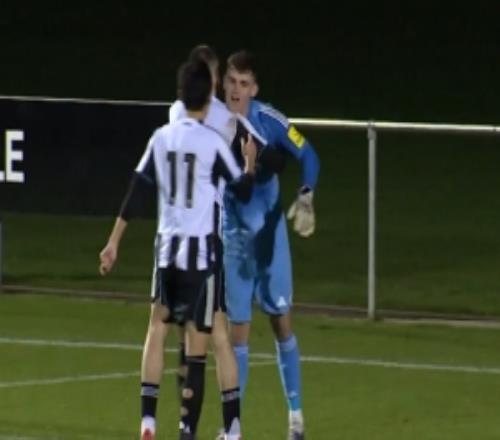 后場超遠吊射！紐卡U21門將在英超2級聯(lián)賽打進精彩進球