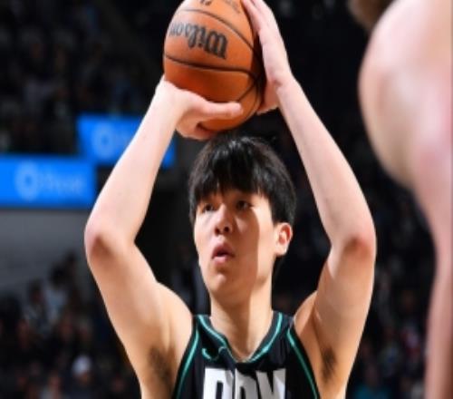 常規(guī)賽到現(xiàn)在進(jìn)步最大的方面是楊瀚森：英語、體能和跑動(dòng)能力