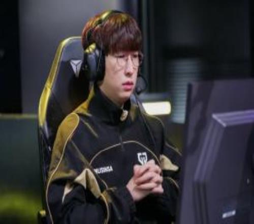 Duro：BFX之前戰(zhàn)勝了T1所以T1和BFX晉級決賽的幾率五五開