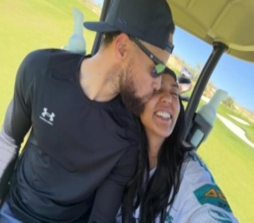 撒狗糧！阿耶莎曬出自己與庫里恩愛合照：我的一生摯愛！