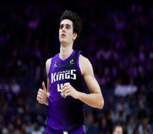 面對文班表現(xiàn)不錯！次輪秀雷諾14中6得16分12板3助1帽罰球4中4