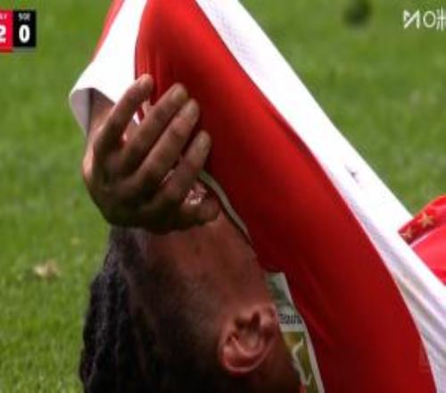 奧利塞倒地捂著左膝，隊(duì)醫(yī)檢查后并無大礙，隨后繼續(xù)比賽