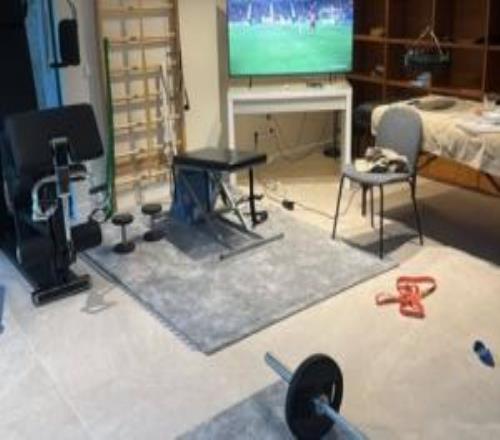 因傷缺戰(zhàn)的赫伊森更新社媒，在健身房觀看皇馬比賽