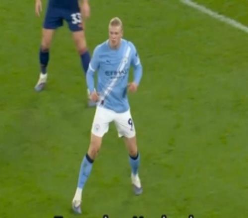 哈蘭德傳中后做頭球動(dòng)作，英超調(diào)侃：他連自己的傳中都能頭球攻門