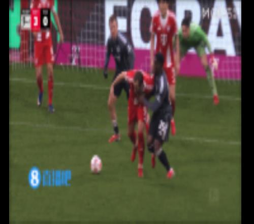 凱恩積極回防解圍送點(diǎn)，伯卡特點(diǎn)射扳回一城13拜仁