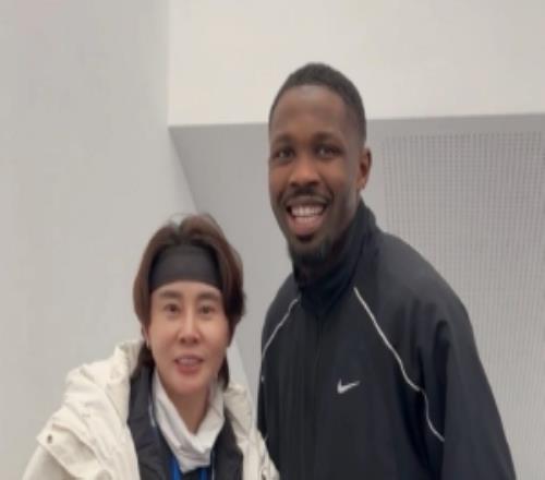 王濛曬照，身穿國米球衣與小圖拉姆、澤林斯基、維耶里等人合影