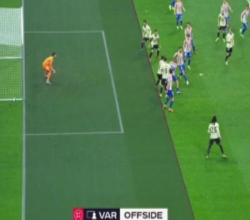 塞爾電臺(tái)：巴薩繼續(xù)對遭遇不利判罰進(jìn)行抗議，認(rèn)為VAR使用不當(dāng)