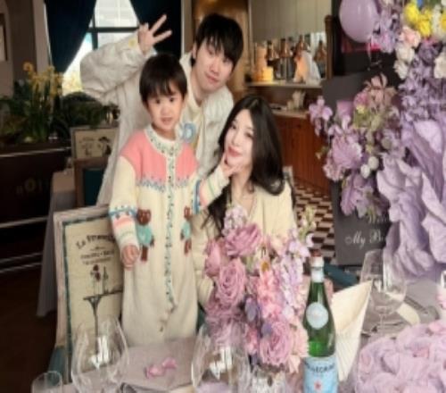 糖小幽分享照片：祝我們的小旋風(fēng)3歲生日快樂！永遠(yuǎn)活潑永遠(yuǎn)可愛