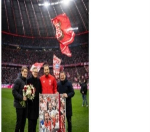 拜仁官方曬凱恩與球隊(duì)高層賽前合影，紀(jì)念其達(dá)成生涯500球