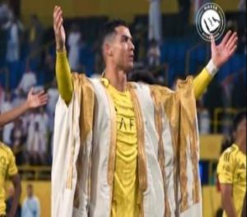 C羅賽后披傳統(tǒng)服飾Bisht長(zhǎng)袍，慶祝沙特國(guó)慶