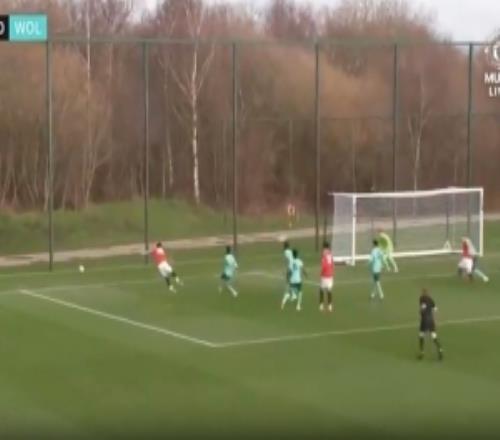 未來可期！曼聯(lián)15歲小將小角度爆桿破門，卡里克在場下目睹