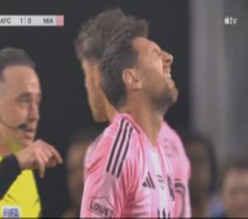 捂住后頸叫疼！梅西對抗失去平衡，一頭撞在對手背后上