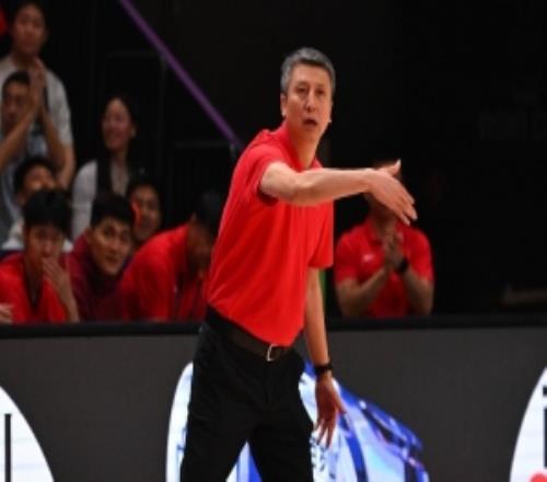 媒體人：男籃僅除夕放假半天訓(xùn)練氛圍不錯(cuò)但壓力還是很大的