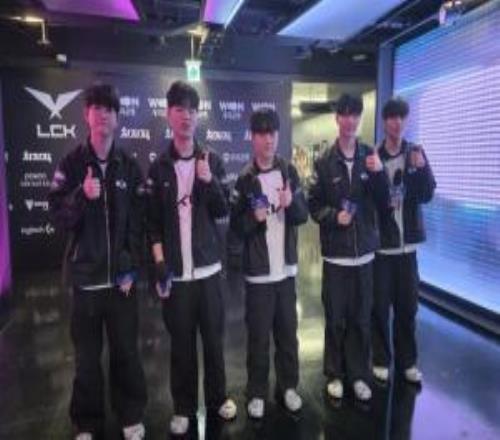 DK管理層分享休息室賽后照片：打野和AD喜笑顏開