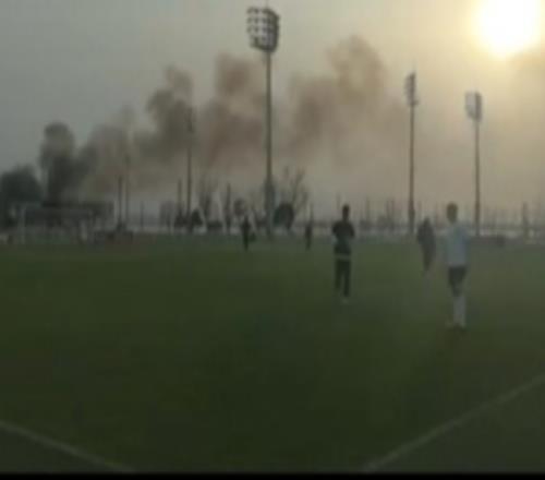 博主：國安和遼寧鐵人熱身賽，因場外燒秸稈造成大煙霧致比賽暫停