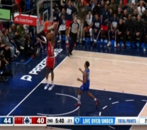 攻防發(fā)力！倫納德?lián)寯喾磽麸w身扣籃隨后強(qiáng)攻打進(jìn)還要加罰