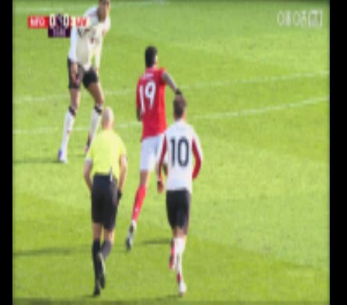 得緩緩！范戴克封堵射門被悶到后腦勺倒地，隊醫進場進行治療