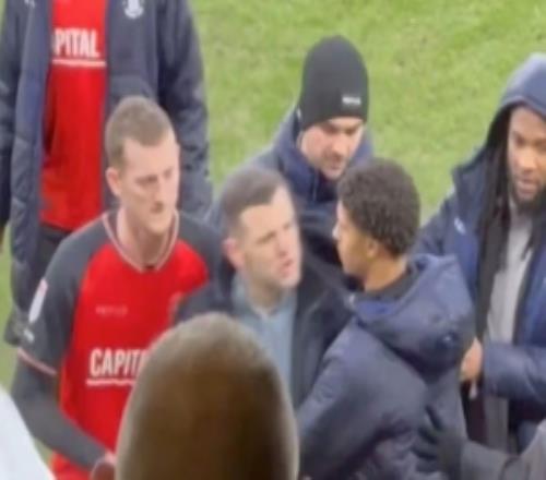 混亂！鏡報(bào)：盧頓主帥威爾希爾與球迷發(fā)生沖突，最終被帶離現(xiàn)場(chǎng)