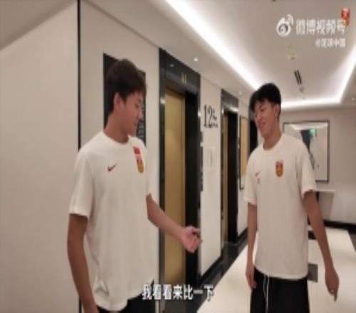 王博豪與李昊比身高：你187我起碼189，我絕對(duì)比你高，墊腳是狗