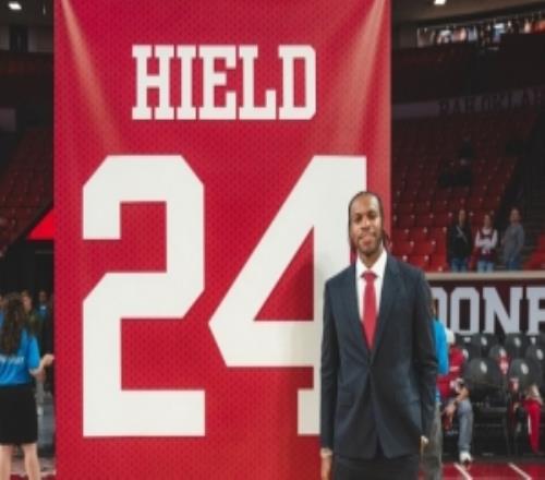 俄克拉荷馬大學(xué)退役希爾德24號(hào)球衣！大四場(chǎng)均25分5.7籃板！