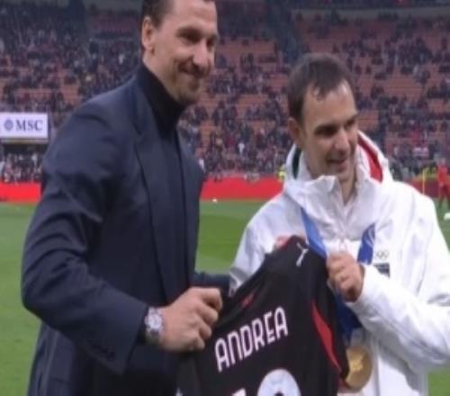 冬奧獎牌得主焦萬尼尼造訪圣西羅，獲米蘭贈送的10號定制球衣