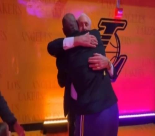 曾在熱火共事四年！萊利雕像揭幕詹姆斯賽前和他擁抱致意