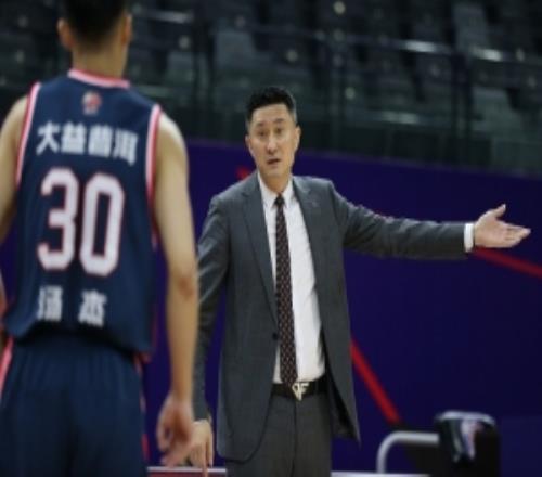 湯杰：廣東競(jìng)爭(zhēng)激烈沒(méi)能把握機(jī)會(huì)在替補(bǔ)席玩手機(jī)是我不夠成熟