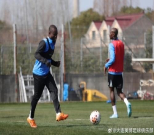 訓(xùn)練宣！大連英博發(fā)布冬訓(xùn)圖集，阿奇姆彭正式加入訓(xùn)練