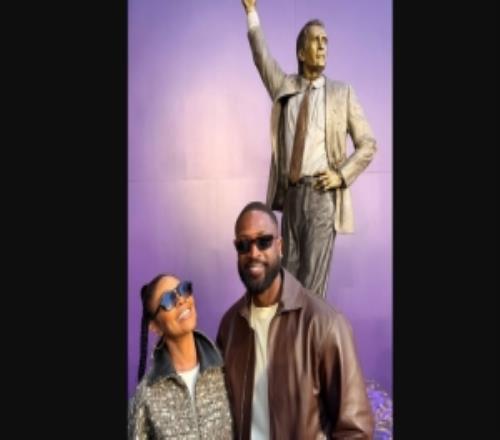 韋德曬與萊利雕像合影：能在你手下打球是我的榮幸！