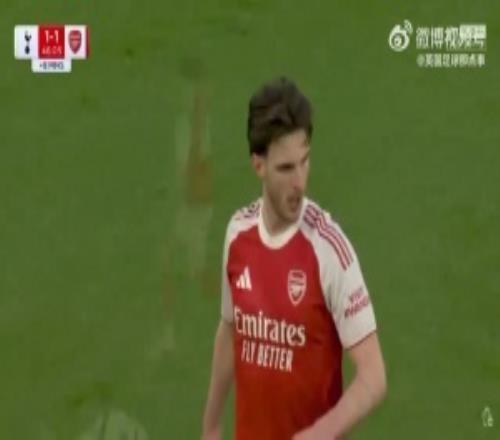 尷尬！槍手進(jìn)球后賴斯提醒隊友保持專注，結(jié)果自己馬上失誤致丟球