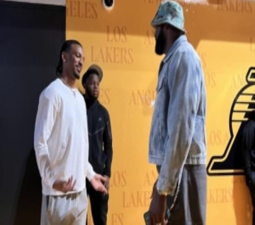 體型差好多！詹姆斯賽后和華盛頓指揮官四分衛(wèi)杰登丹尼爾斯見面