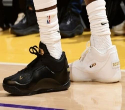 詹姆斯上腳黑白鴛鴦23代“Equality”配色球鞋攬43000分里程碑！